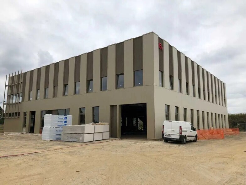 Flex in Tremblay-en-France for lease - Building Photo - Image 3 of 13