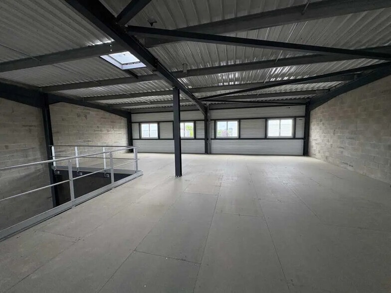Flex in Sacy-le-Grand for lease - Interior Photo - Image 2 of 4