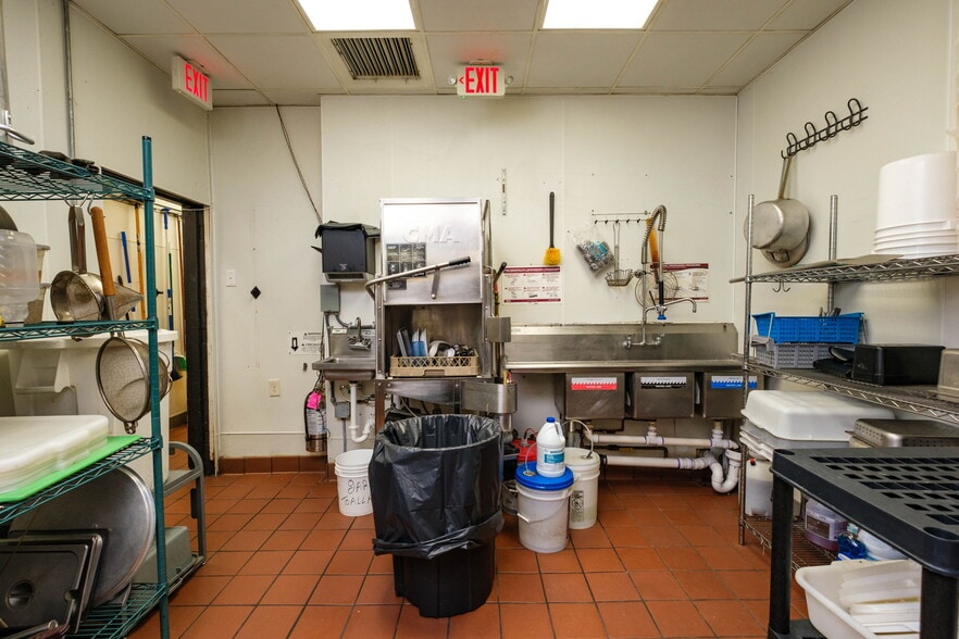 1007 S Main St, Harrisonburg, VA for lease - Interior Photo - Image 2 of 29