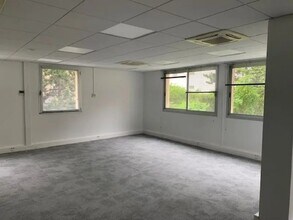 65 Rue Jean Jacques Rousseau, Suresnes for lease Interior Photo- Image 2 of 6