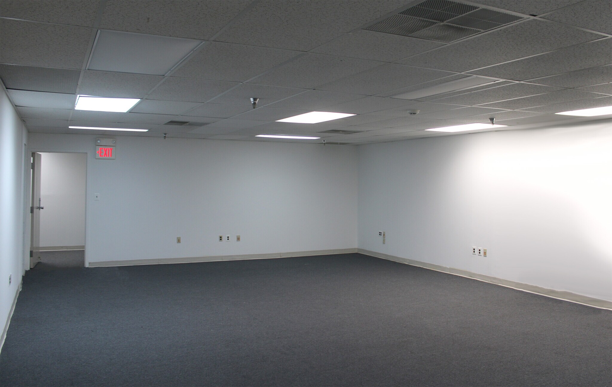 25 Scotch Rd, Ewing, NJ 08628 Suburban Square