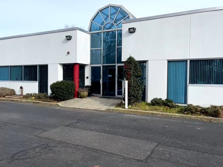 300 Corporate Plz, Islandia, NY for lease - Primary Photo - Image 1 of 10