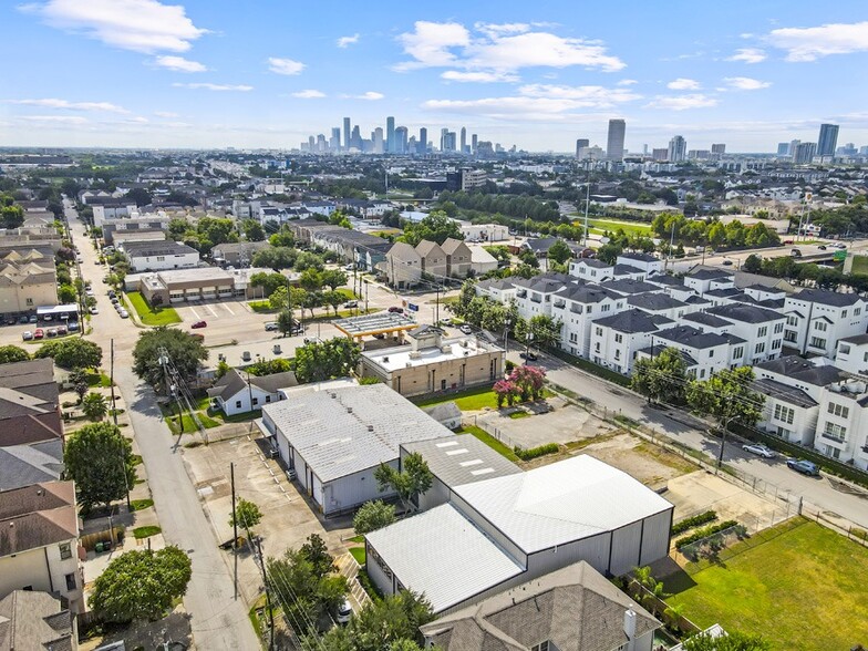 5414 Larkin St, Houston, TX for sale - Building Photo - Image 1 of 17