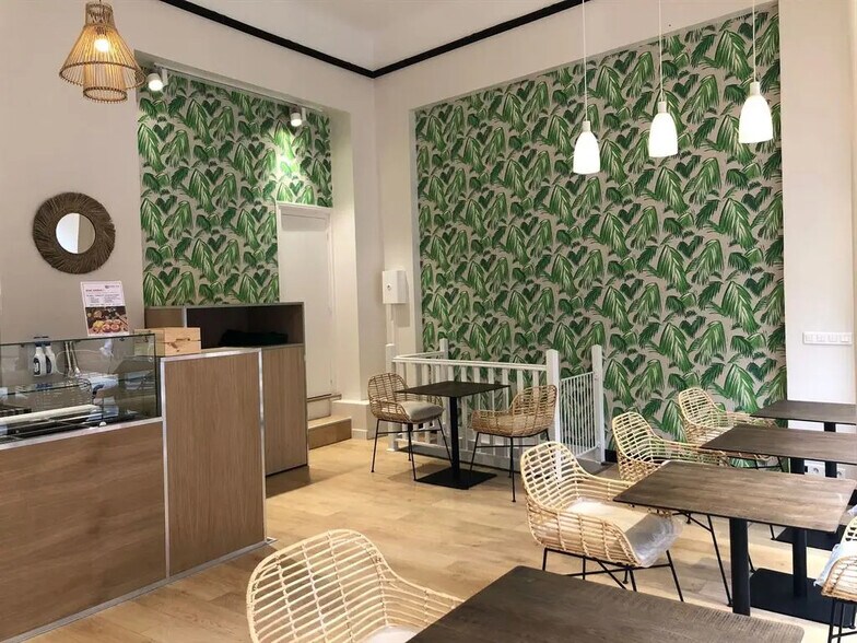 Retail in Paris for lease - Building Photo - Image 1 of 8