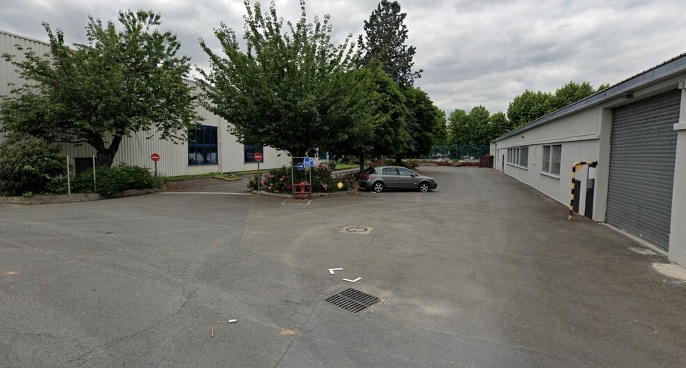 Flex in L'ILE-SAINT-DENIS for lease - Building Photo - Image 2 of 15