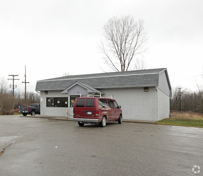 8494 River Rd, Cottrellville Township, MI 48039