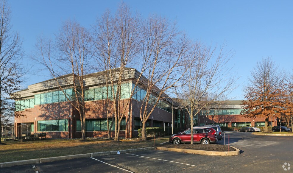 15 Campus Blvd, Newtown Square, PA for lease - Building Photo - Image 1 of 10