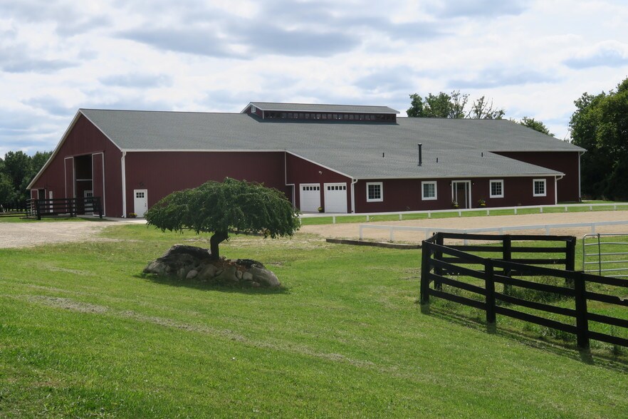 5875 Fox Lake Rd, Goodrich, MI for sale - Primary Photo - Image 1 of 1