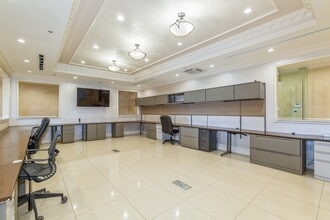 215-15 Northern Blvd, Bayside, NY for lease Interior Photo- Image 2 of 8