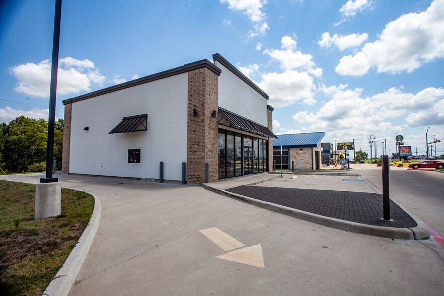 2241 E Austin St, Giddings, TX for sale - Building Photo - Image 3 of 5