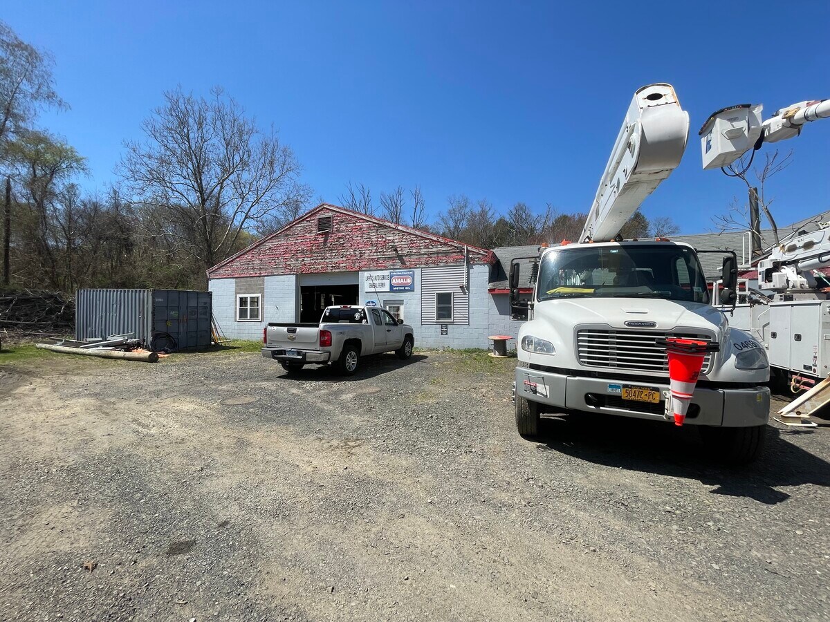 125 Saybrook Road, Haddam, CT 06438 FOR SALE 6,495 SF Auto Repair