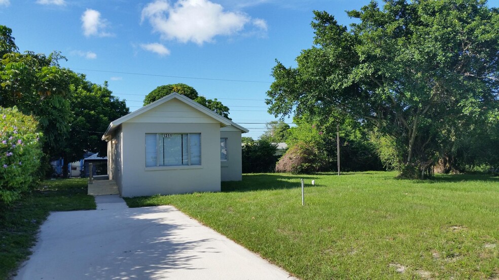 1211 Pioneer Rd, Mangonia Park, FL for sale - Primary Photo - Image 1 of 1