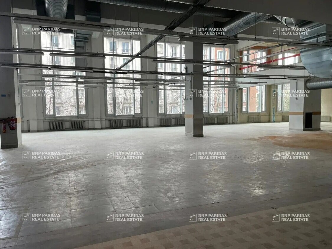 Flex in Paris for lease Interior Photo- Image 1 of 6