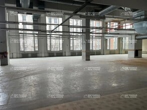 Flex in Paris for lease Interior Photo- Image 1 of 6