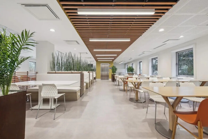 2 Place Des Vosges, Courbevoie for lease - Building Photo - Image 2 of 11