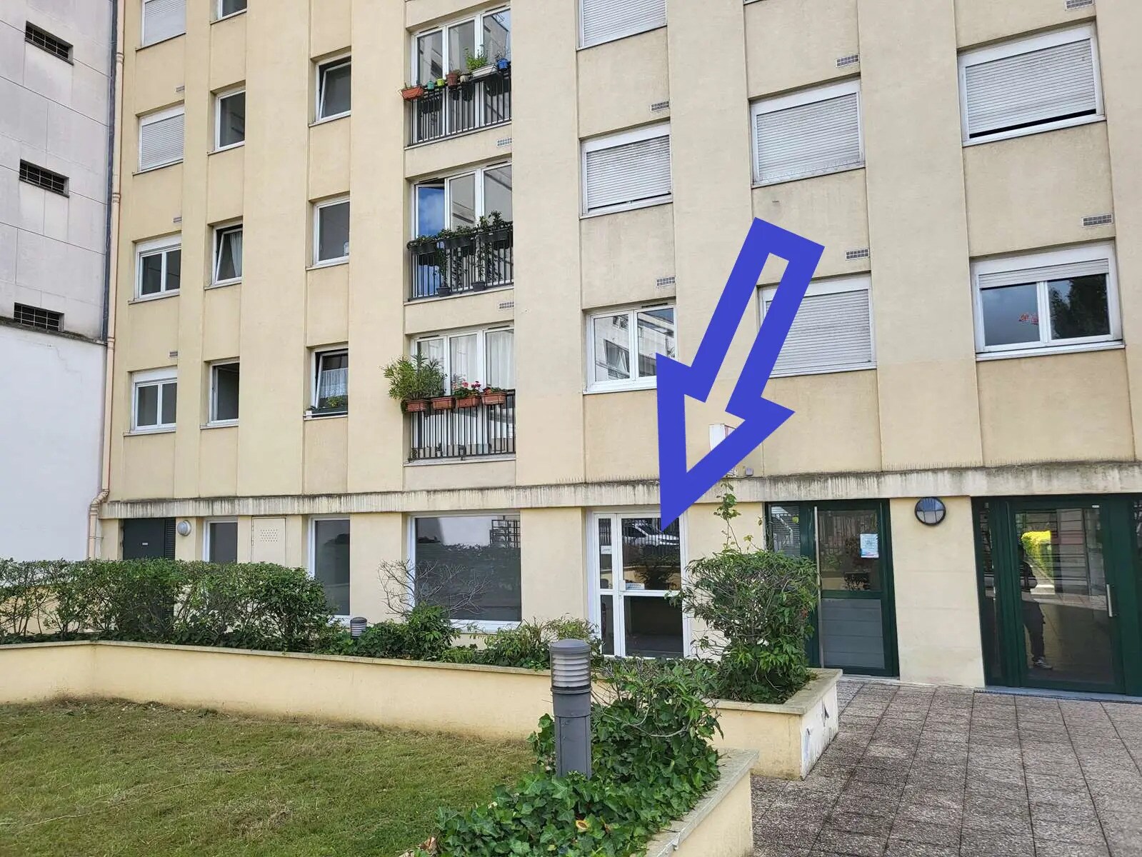 Office in Paris for lease Building Photo- Image 1 of 8