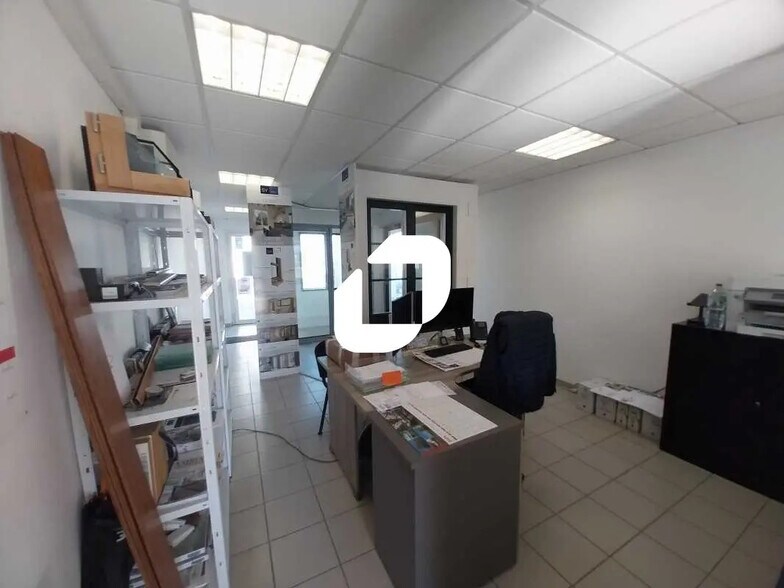 Retail in Eysines for lease - Interior Photo - Image 3 of 4