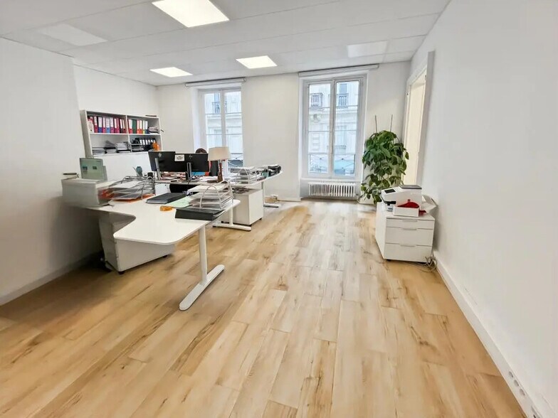 Office in Paris for lease - Building Photo - Image 2 of 6