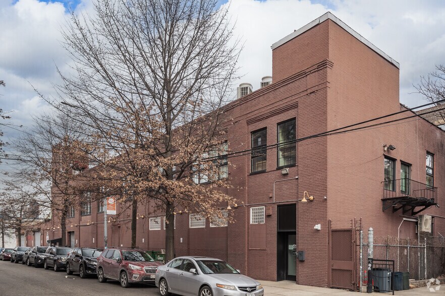 100 Sutton St, Brooklyn, NY for sale - Primary Photo - Image 1 of 1