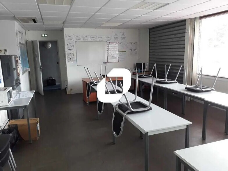 Office in Lormont for lease - Building Photo - Image 2 of 4