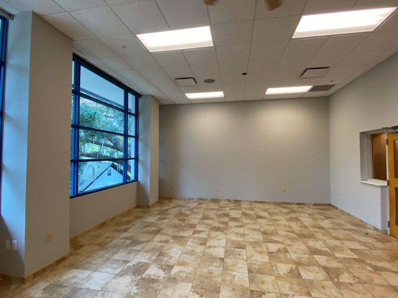 2020 W. University Avenue Ave, Gainesville, FL for lease - Interior Photo - Image 3 of 8