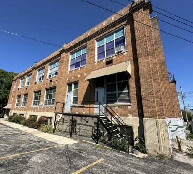 2570 S 19th St, Milwaukee, WI for sale - Building Photo - Image 2 of 9