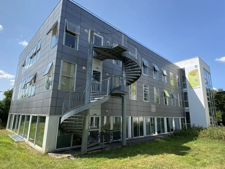 Office in Rennes for lease - Building Photo - Image 3 of 9