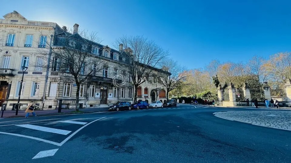 Office in Bordeaux for lease - Building Photo - Image 1 of 12