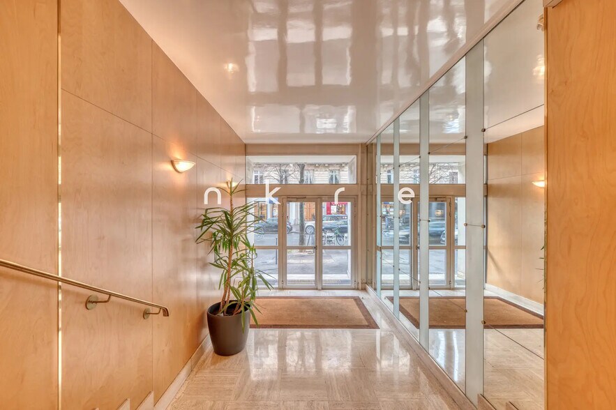 Office in Paris for lease - Lobby - Image 2 of 12