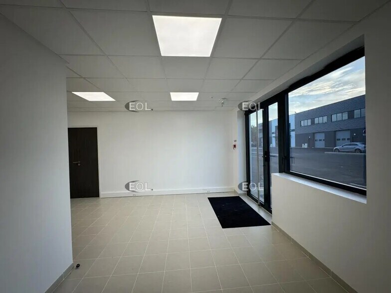 Flex in Savigny-le-Temple for lease - Building Photo - Image 3 of 7