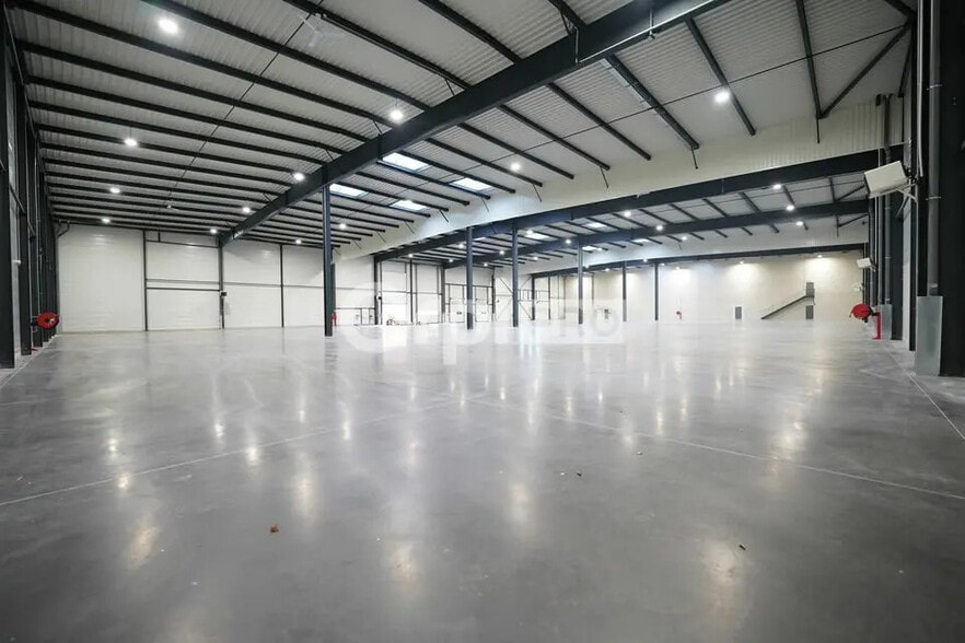 Flex in Saint-Laurent-de-Mure for lease - Interior Photo - Image 2 of 12