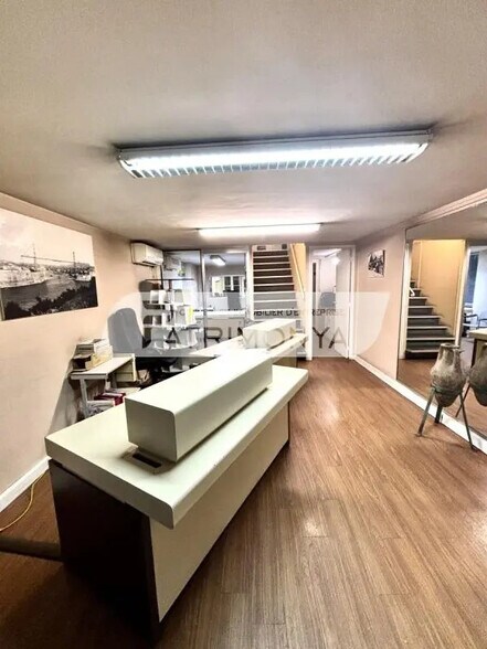 Retail in Marseille for sale - Interior Photo - Image 1 of 5