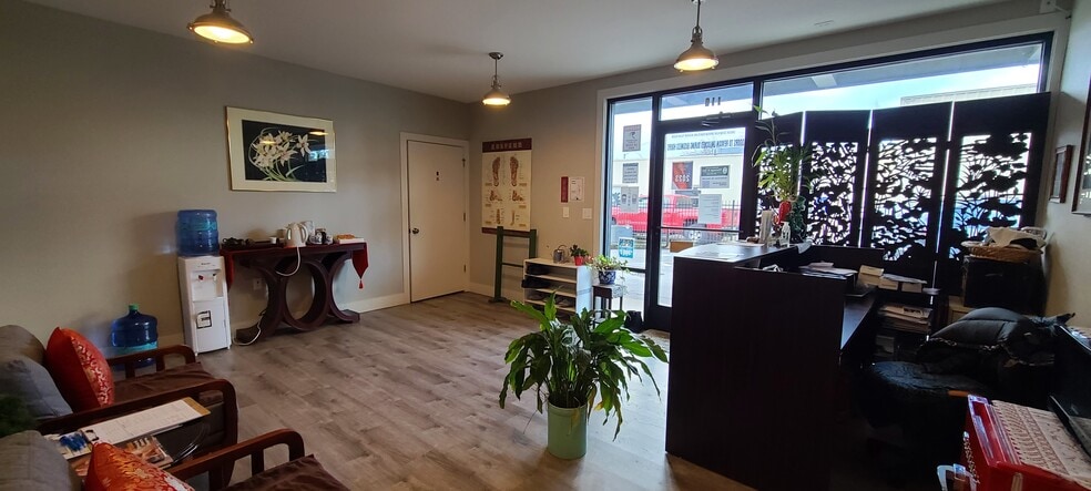 651 High St, Salem, OR for lease - Building Photo - Image 3 of 7