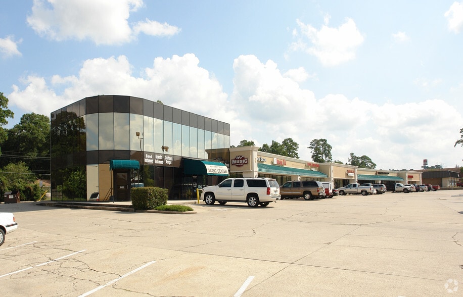 902-932 W Dallas St, Conroe, TX for lease - Building Photo - Image 2 of 16