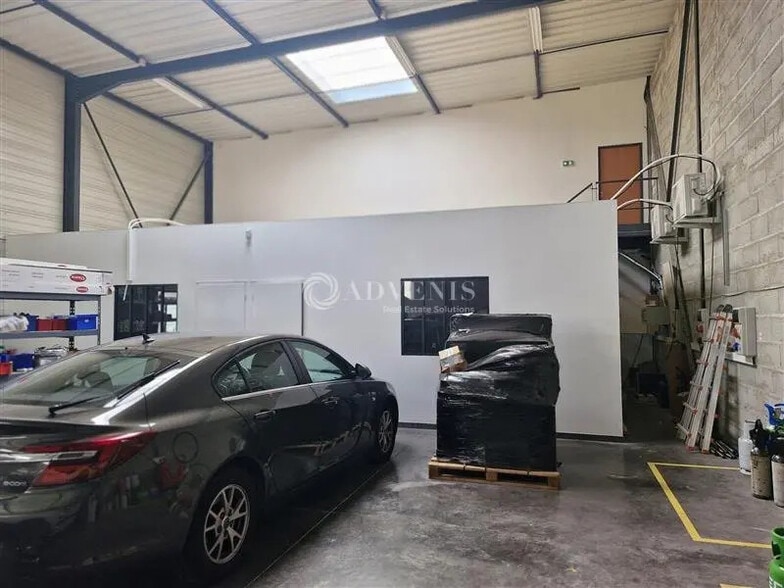 Flex in Vénissieux for lease - Interior Photo - Image 3 of 9