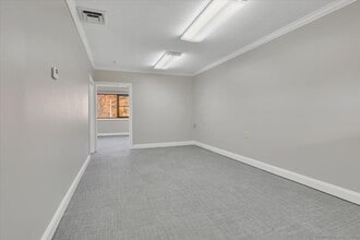 325 Chamberlain Hwy, Meriden, CT for lease Interior Photo- Image 1 of 7