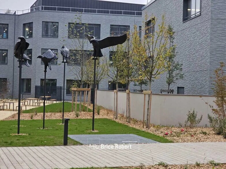 Office in Villeurbanne for lease - Building Photo - Image 1 of 18