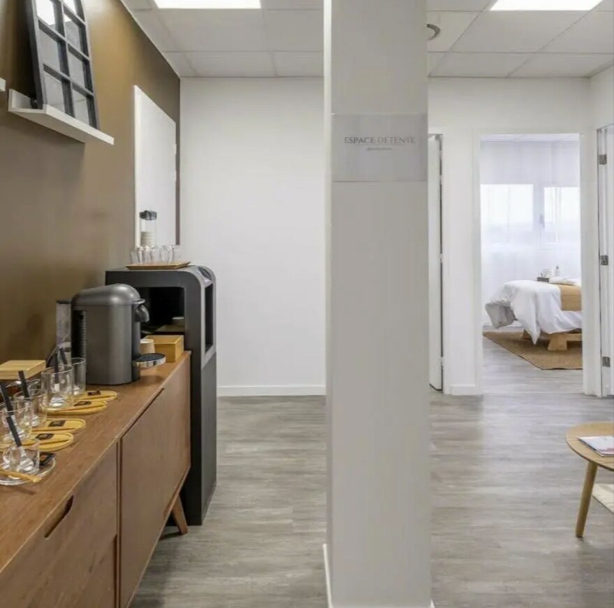 10 Rue Du Lieutenant Parayre, Aix-en-Provence for lease Interior Photo- Image 1 of 7