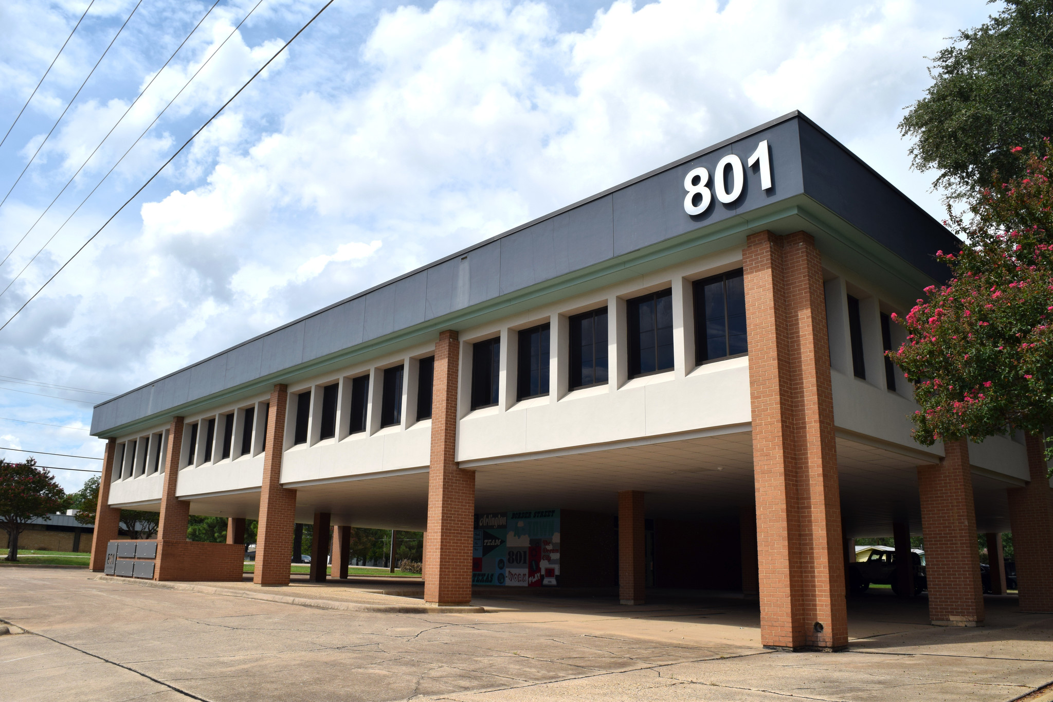 801 E Border St, Arlington, TX for lease Building Photo- Image 1 of 4