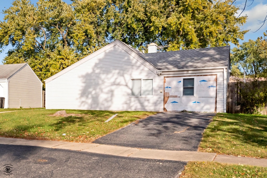 15 Denham Dr, Montgomery, IL for sale - Primary Photo - Image 1 of 1