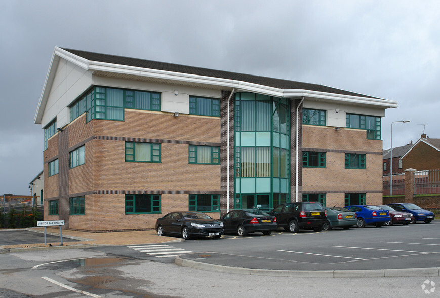 2 The Quadrant, Green Ln, Heywood for lease - Primary Photo - Image 1 of 3