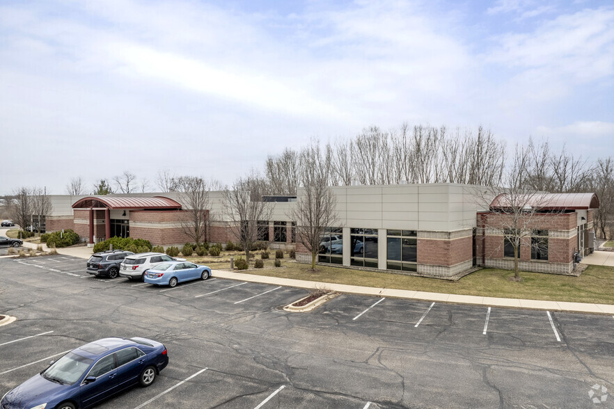 5459 Fen Oak Dr, Madison, WI for lease - Building Photo - Image 2 of 18