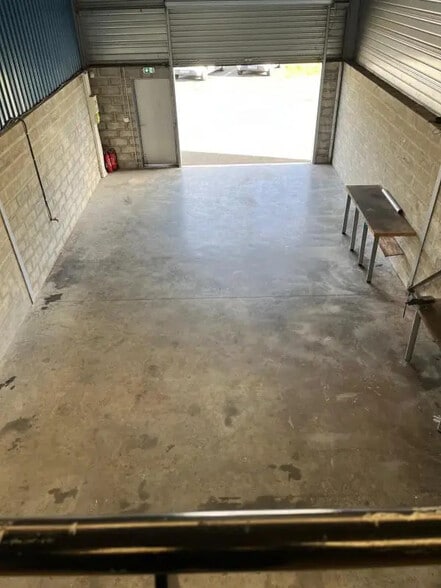 Industrial in SAINT-JEAN-D'ILLAC for lease - Interior Photo - Image 3 of 10