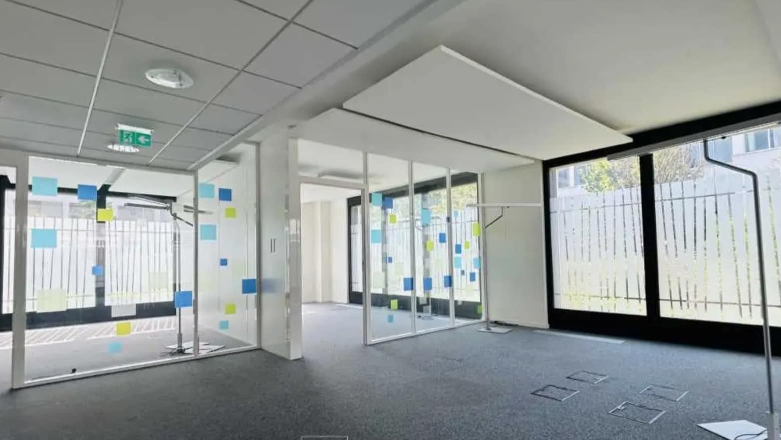 Office in Vaulx-en-Velin for lease Interior Photo- Image 1 of 6