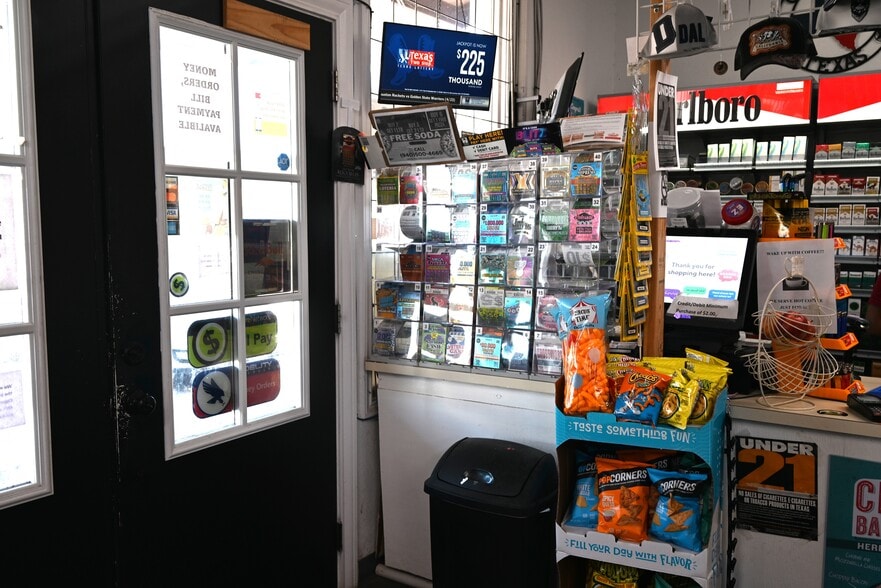 1722 Cimarron Trl, Wichita Falls, TX for sale - Building Photo - Image 2 of 16