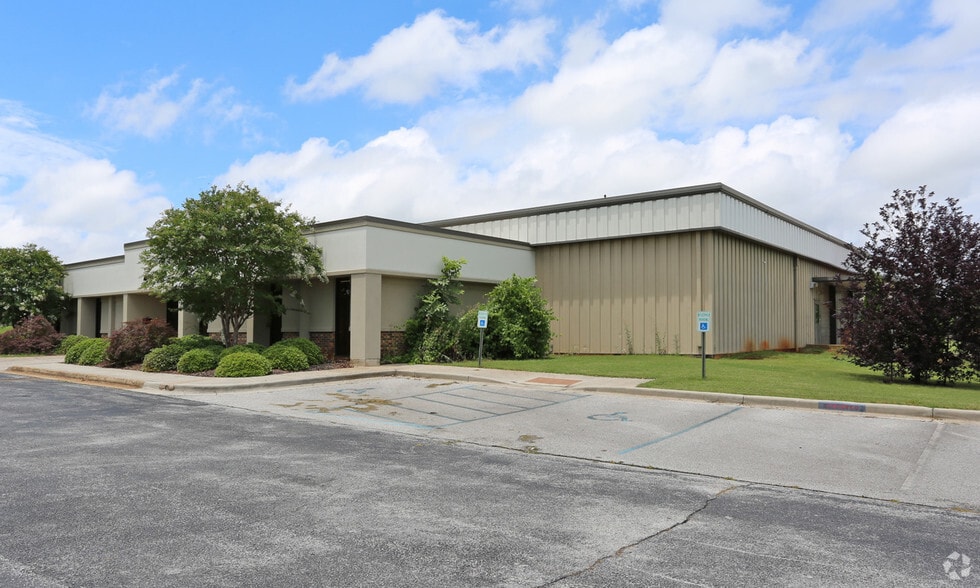4906 NW Research Dr, Huntsville, AL for lease - Primary Photo - Image 1 of 17