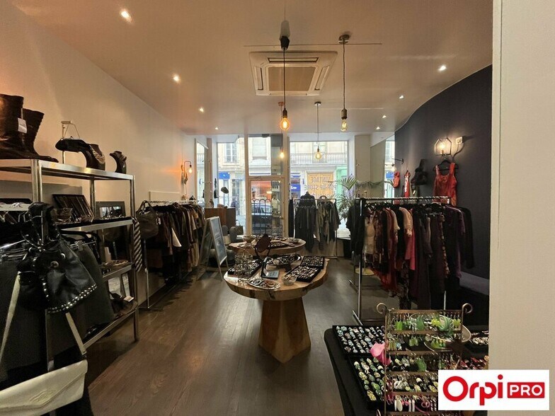 Retail in Lyon for lease - Building Photo - Image 3 of 7