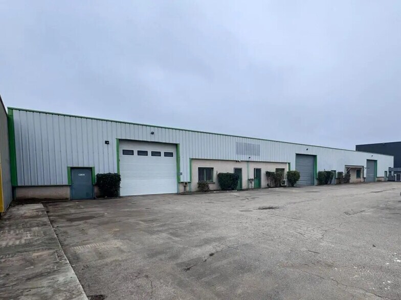 Office in Pusignan for lease - Building Photo - Image 1 of 5