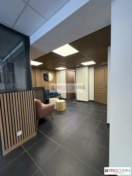 Retail in Chartres for lease - Interior Photo - Image 2 of 9