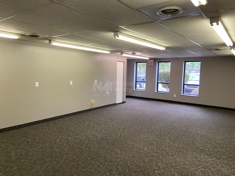 2057 E Aurora Rd, Twinsburg, OH for lease - Interior Photo - Image 2 of 7